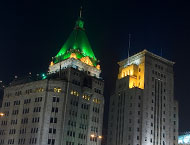 06 Peace hotel and fountain at night_l